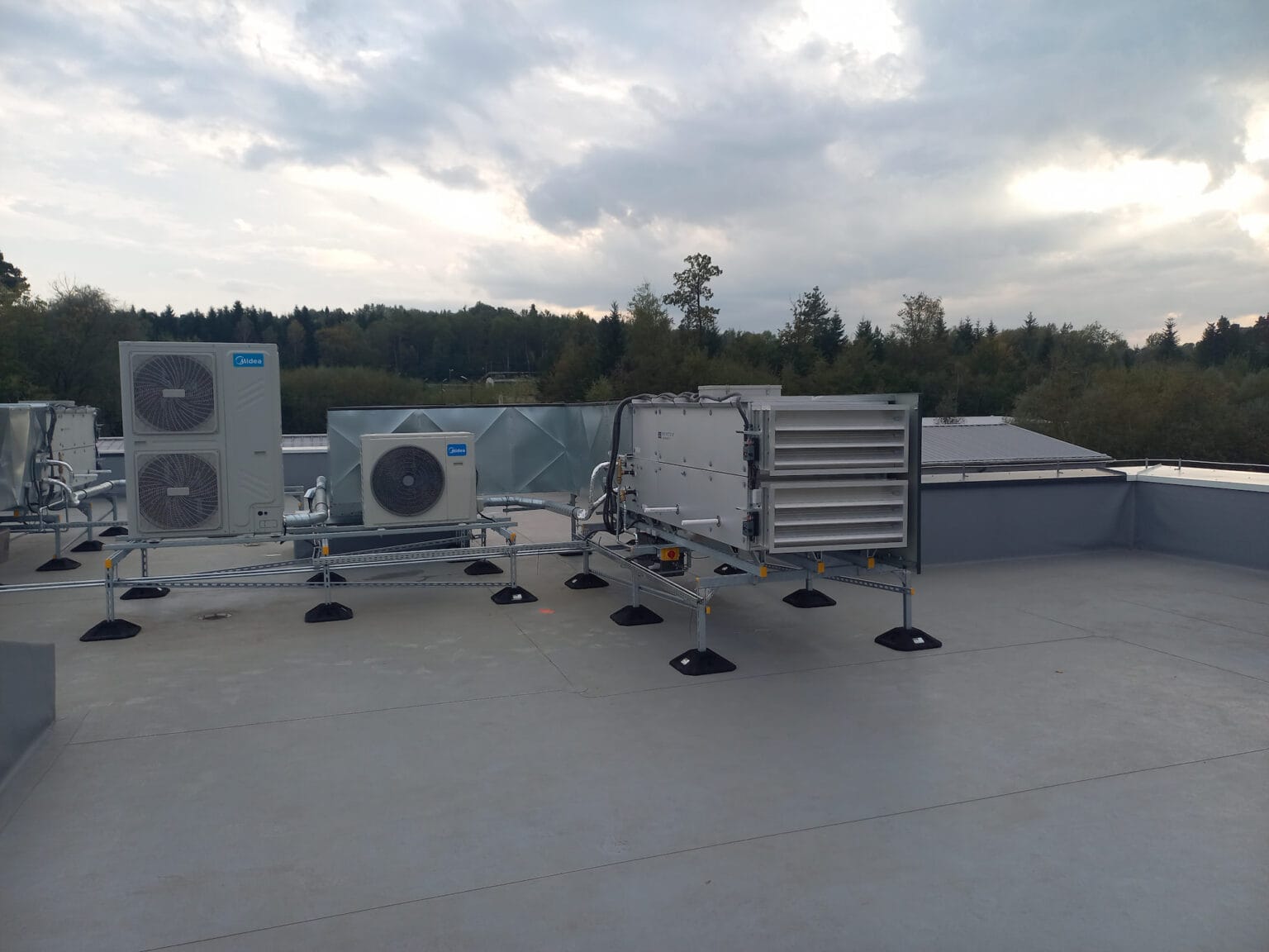 instalacje wentylacji i klimatyzacji na dachu