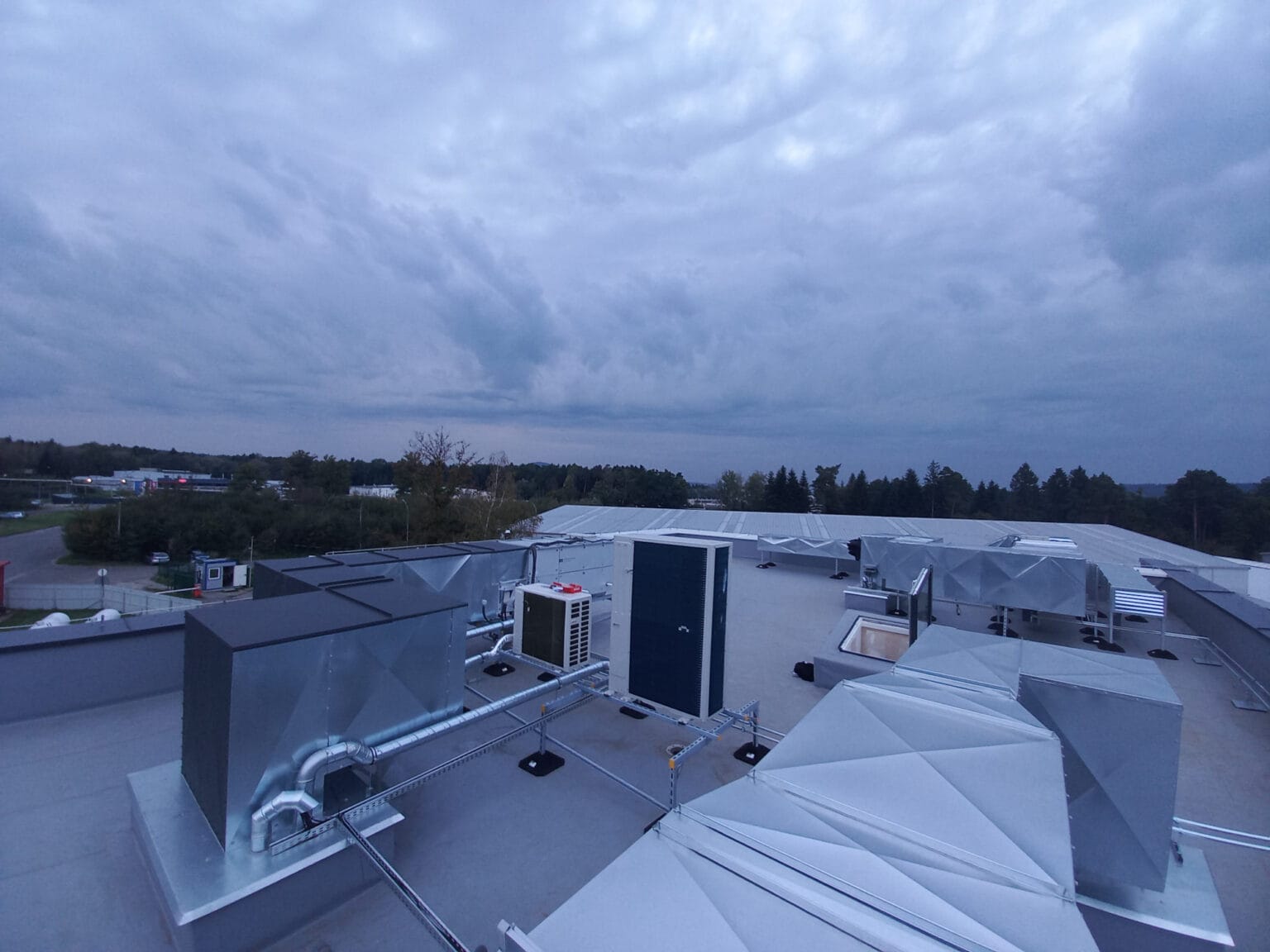 instalacje wentylacji i klimatyzacji na dachu